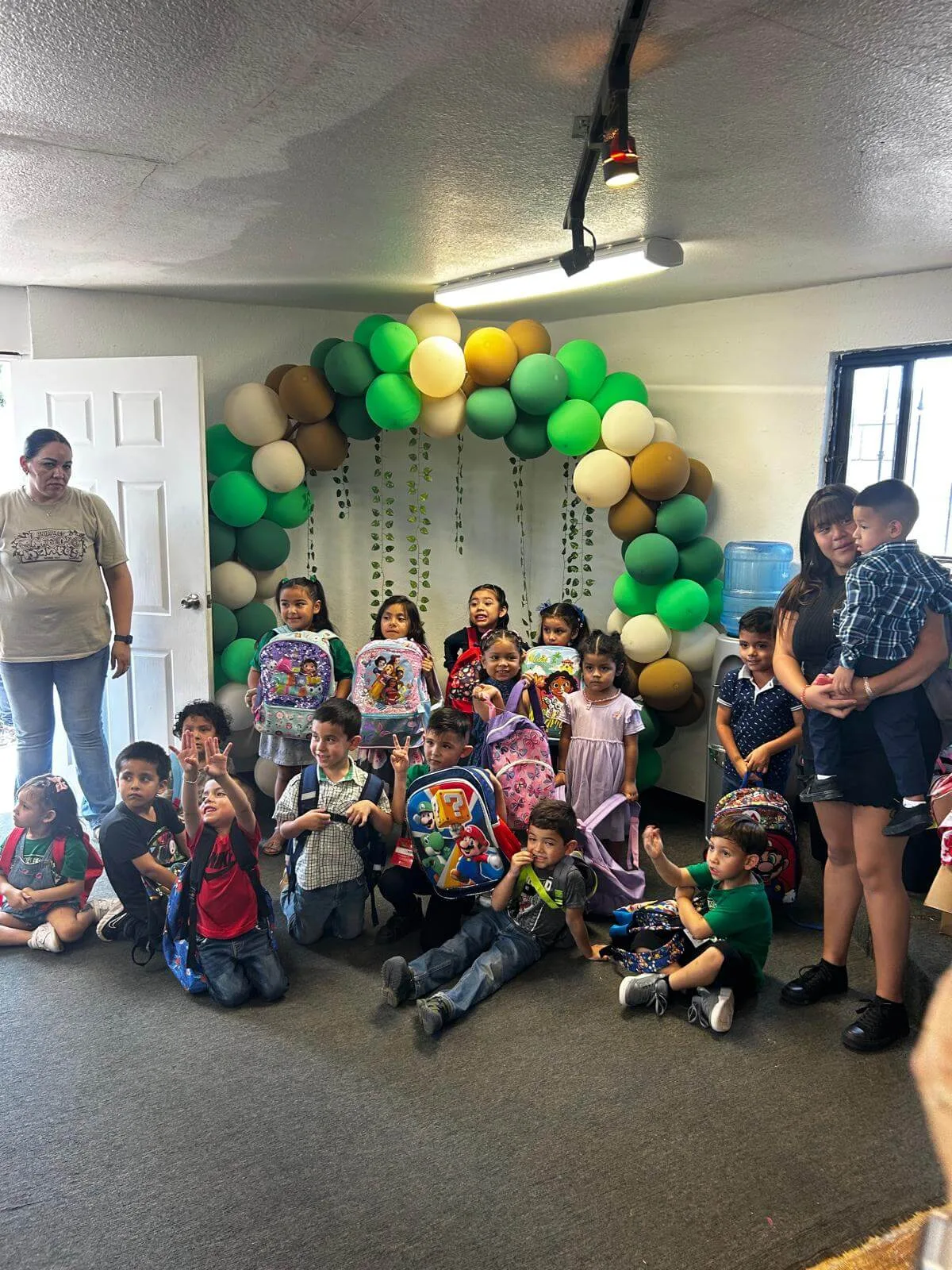 Voluntarios y niños al cierre de la jornada